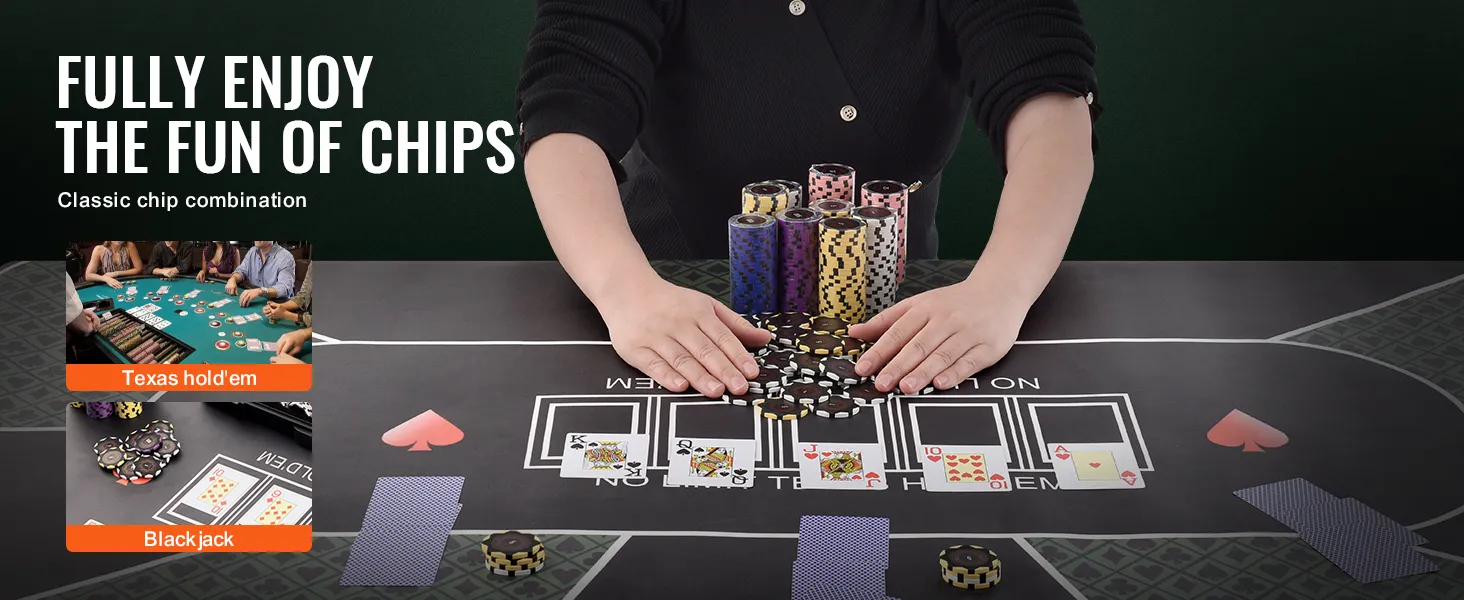 Persona jugando a las cartas con una ficha de póquer VEVOR sobre una mesa verde, con el clásico Texas Hold'em y Blackjack.