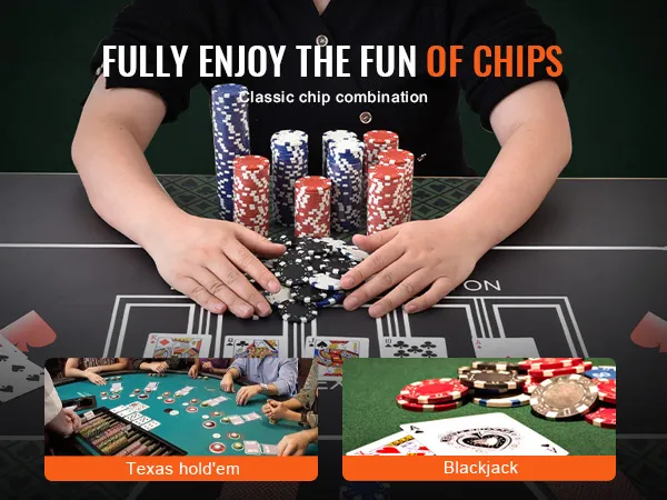 Persona disfrutando del juego de fichas de póquer VEVOR con pilas de fichas de póquer, configuración de Texas Hold'em y blackjack.