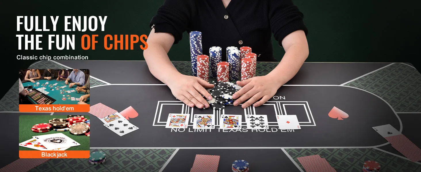Persona disfrutando del juego de fichas de póquer VEVOR con pilas de fichas de póquer, configuración de Texas Hold'em y blackjack.