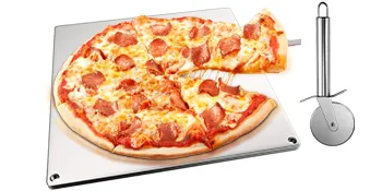 Pizza sobre piedra de acero para hornear VEVOR con un cortador de pizza al lado.