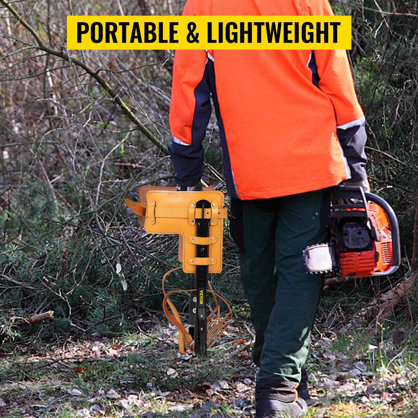 Hombre que lleva una motosierra y un juego de púas para trepar árboles VEVOR en un bosque. Portátil y ligero.