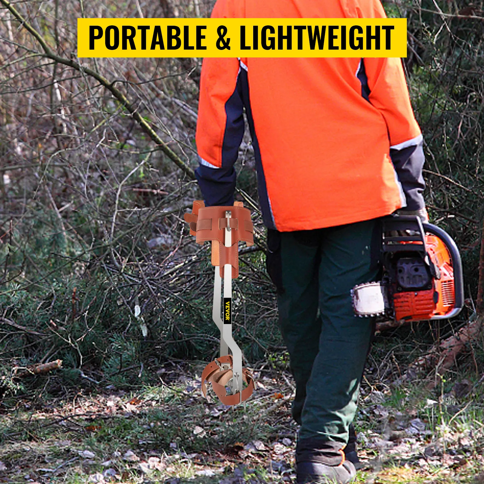 Trabajador que transporta clavos para trepar árboles VEVOR y una motosierra en un bosque.
