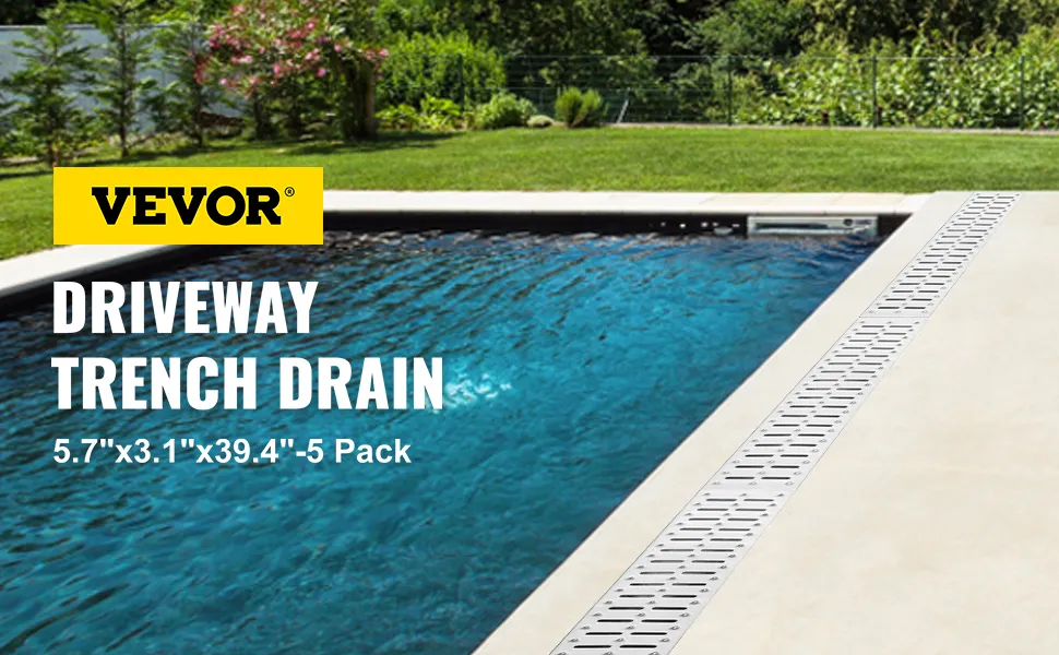 Sistema de drenaje de zanja VEVOR junto a la piscina, rodeado de un exuberante jardín verde de fondo.