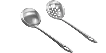 Dos cucharones de acero inoxidable junto a una cuchara ranurada para calentador de alimentos comercial VEVOR.