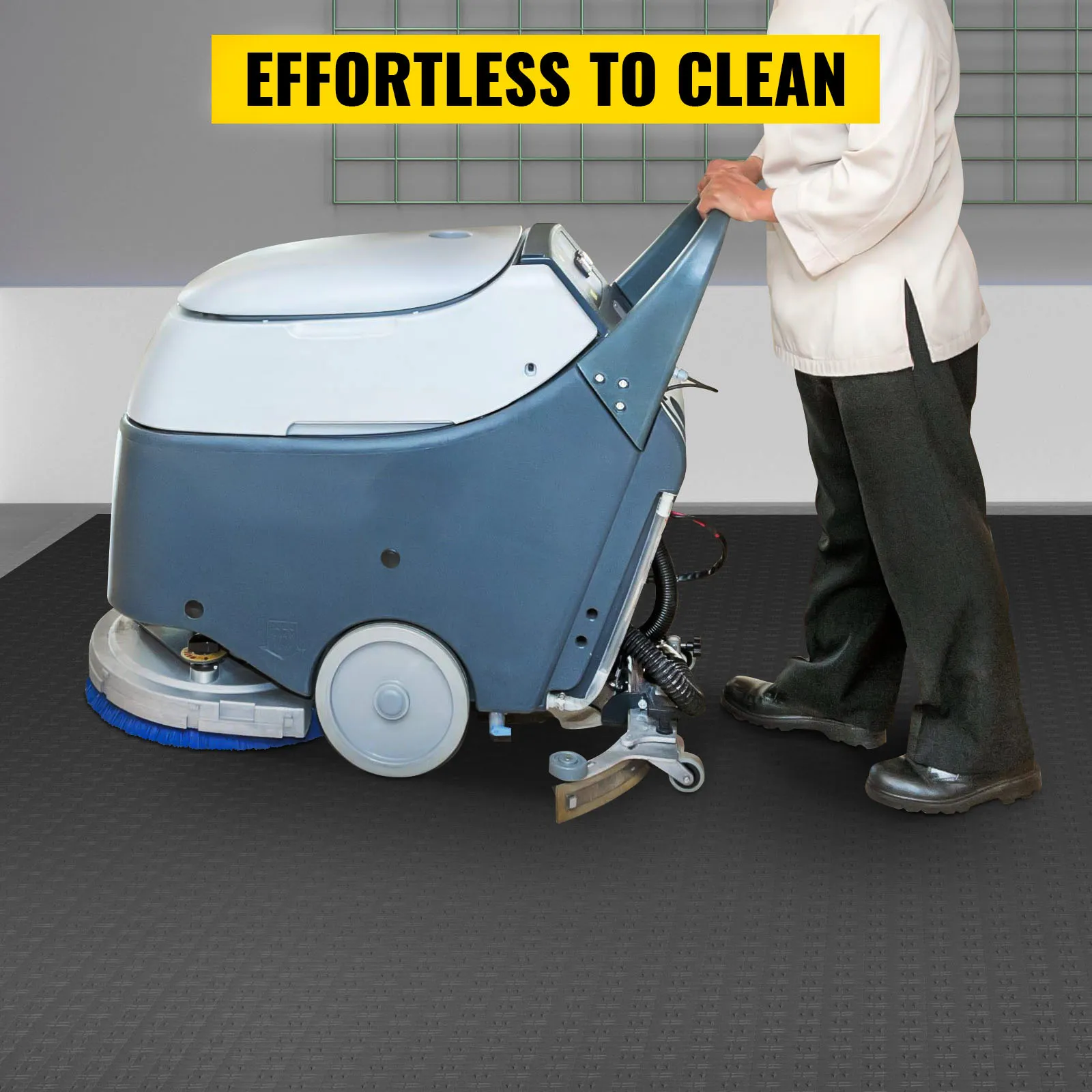 Hombre limpiando baldosas de garaje VEVOR con máquina; pancarta "limpieza sin esfuerzo" mostrada.