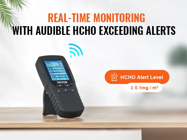 VEVOR-luchtkwaliteitsmonitor met verschillende meetwaarden en waarschuwingsmeldingen op een bureau.