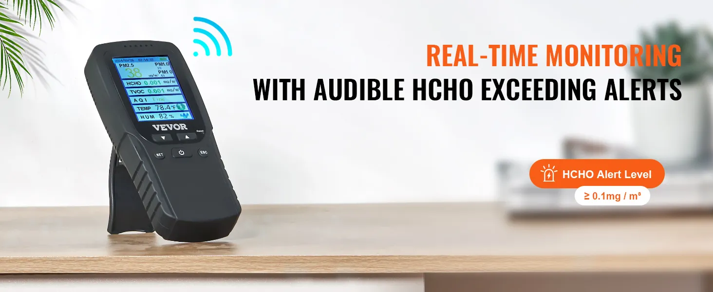 VEVOR-luchtkwaliteitsmonitor met verschillende meetwaarden en waarschuwingsmeldingen op een bureau.