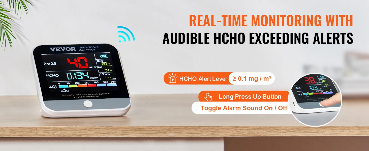 VEVOR-luchtkwaliteitsmonitor met weergave van HCHO-waarschuwing, AQI, PM2.5, temperatuur, vochtigheid en TVOC op een bureau.