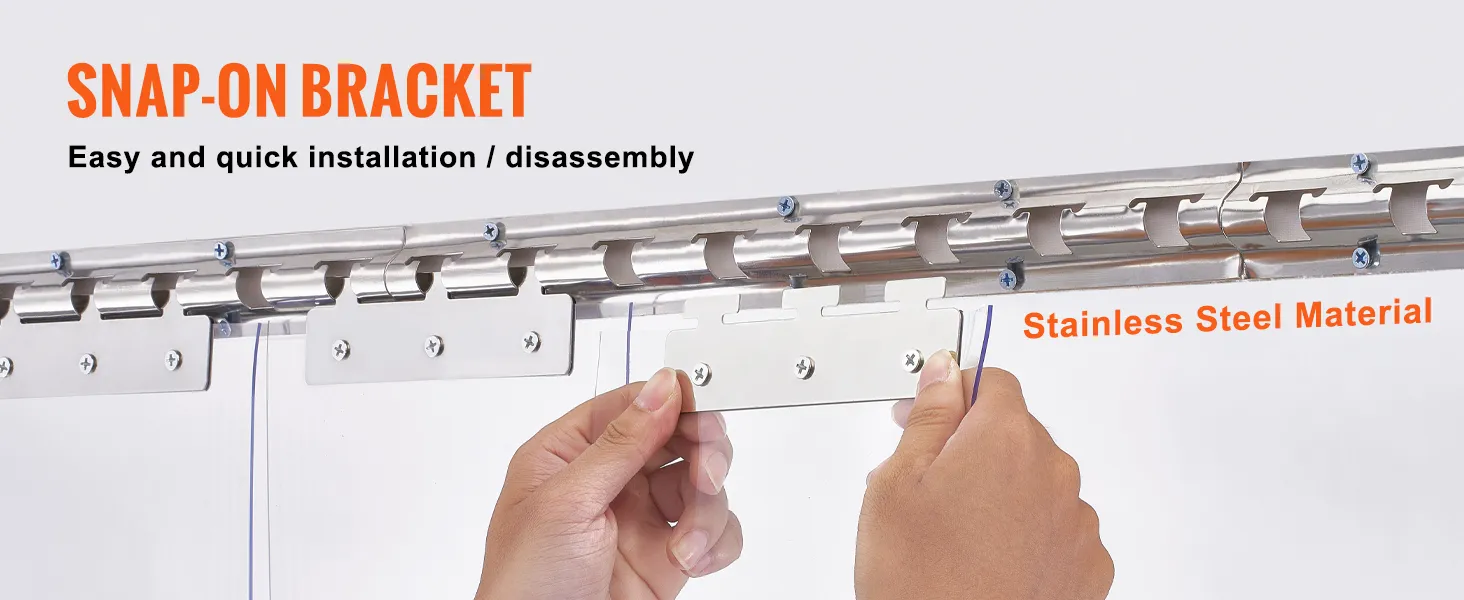 Manos instalando la cortina de puerta de tiras de pvc VEVOR con soporte a presión y material de acero inoxidable.