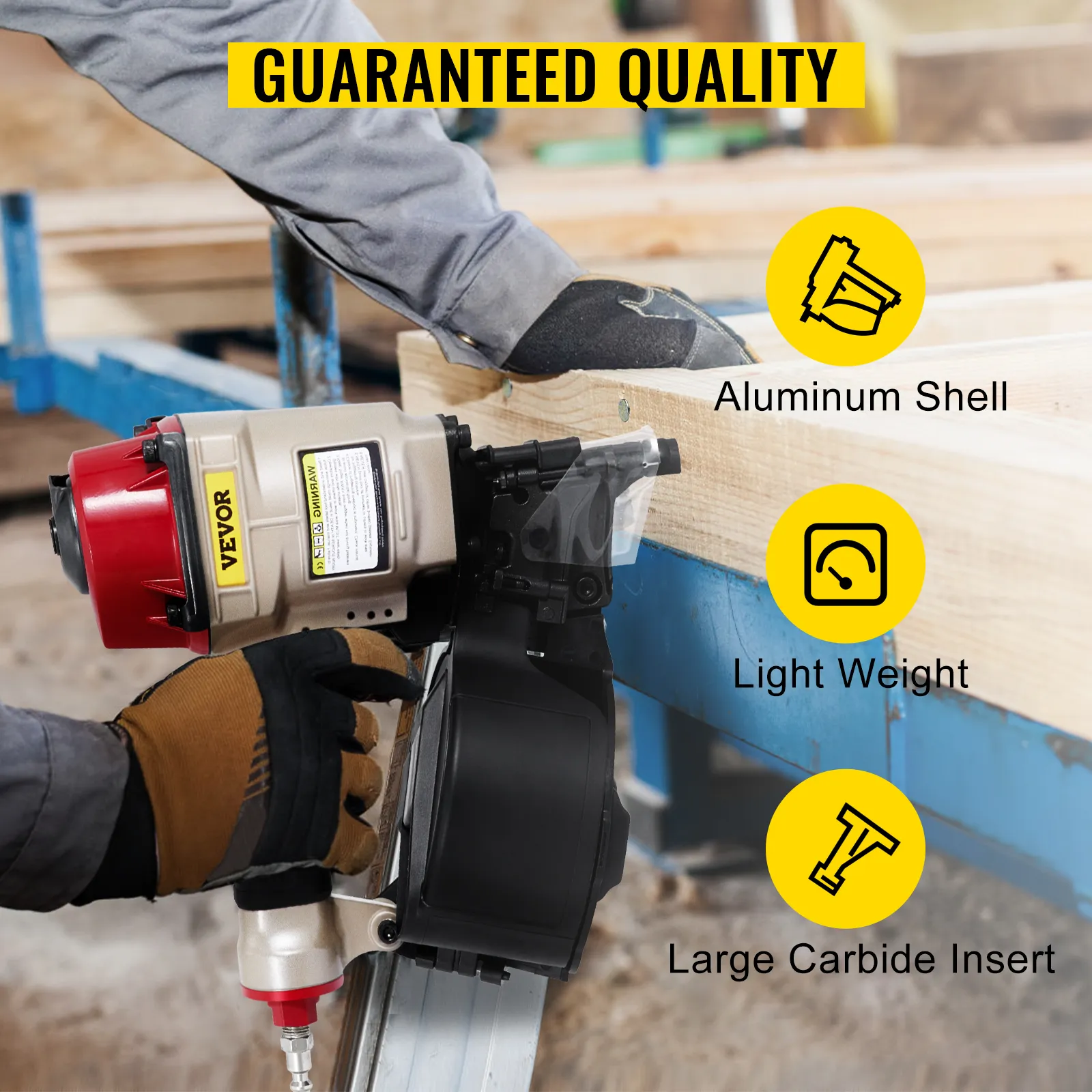 Chiodatrice per rivestimenti in bobina VEVOR con guscio in alluminio e inserto in carburo, in azione.