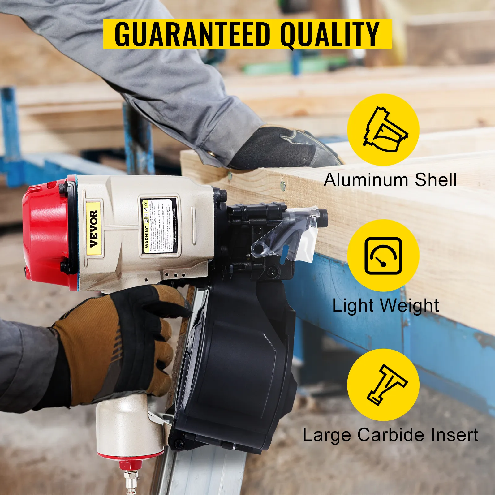 Arbeiter verwendet den VEVOR cn70 Coil-Verkleidungsnagler auf einem Holzrahmen; Aluminiumgehäuse und geringes Gewicht.