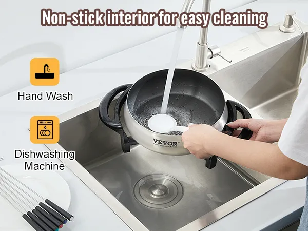 Limpiar una olla de fondue eléctrica VEVOR con agua bajo un grifo en un fregadero, interior antiadherente.