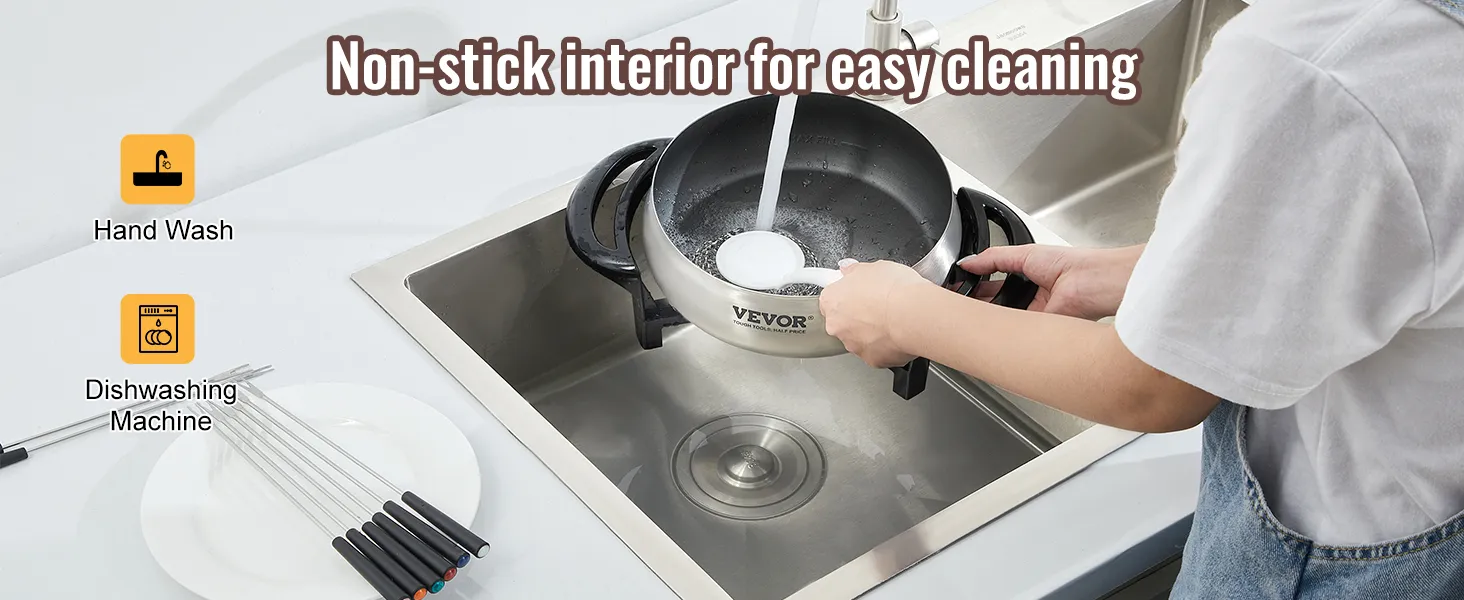 Limpiar una olla de fondue eléctrica VEVOR con agua bajo un grifo en un fregadero, interior antiadherente.