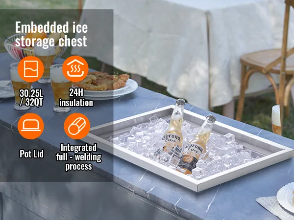 In die Außentheke integrierte VEVOR-Kühlbox mit gefüllten Bierflaschen, Eis und Biergläsern.
