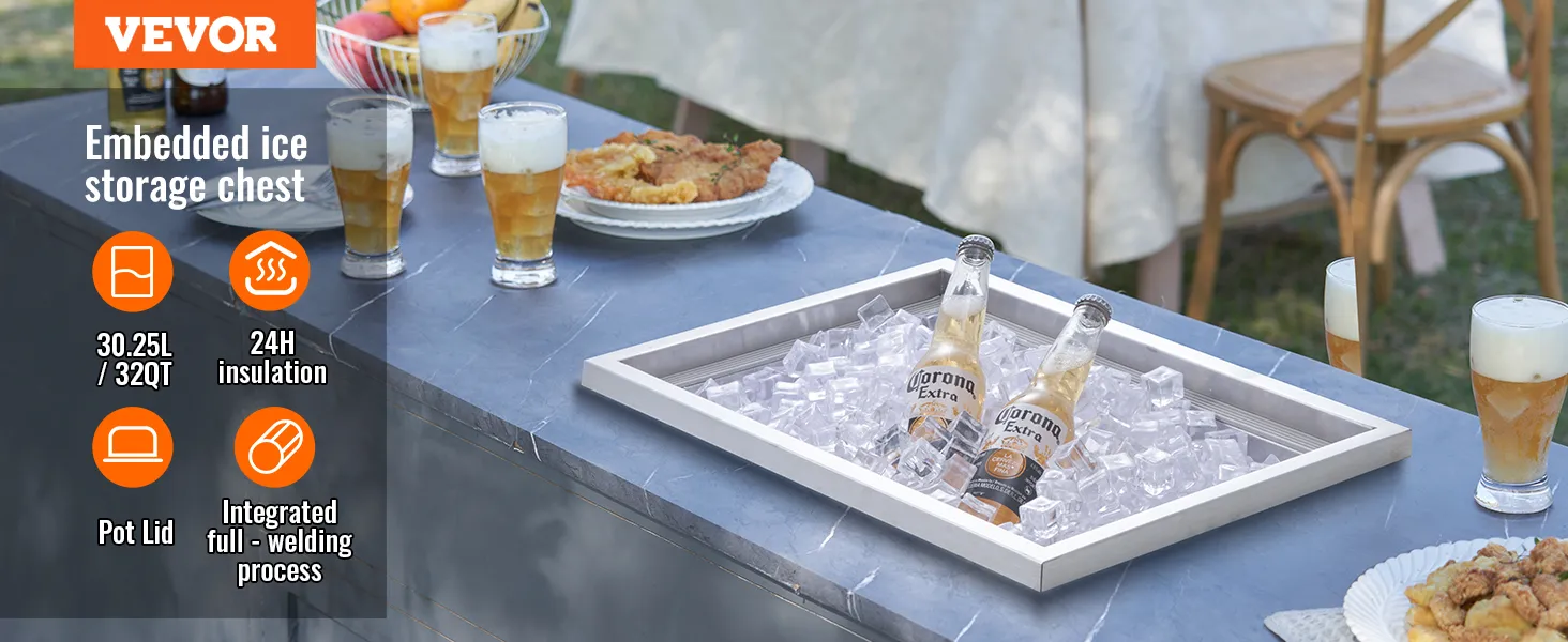 In die Außentheke integrierte VEVOR-Kühlbox mit gefüllten Bierflaschen, Eis und Biergläsern.