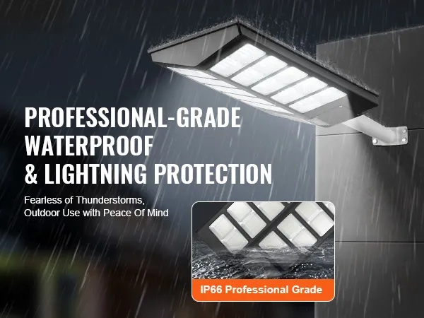 Farola solar VEVOR con protección contra rayos y agua, montada en la pared durante fuertes lluvias.