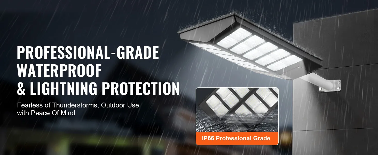 Farola solar VEVOR con protección contra rayos y agua, montada en la pared durante fuertes lluvias.