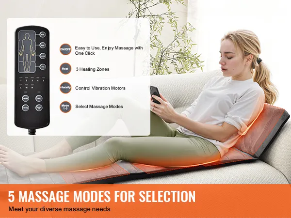 Kobieta siedzi na kanapie i korzysta z poduszki do masażu całego ciała VEVOR, ma pilota i pięć wyświetlanych trybów masażu.