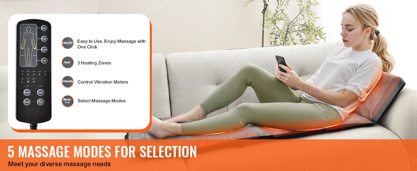 Kobieta siedzi na kanapie i korzysta z poduszki do masażu całego ciała VEVOR, ma pilota i pięć wyświetlanych trybów masażu.