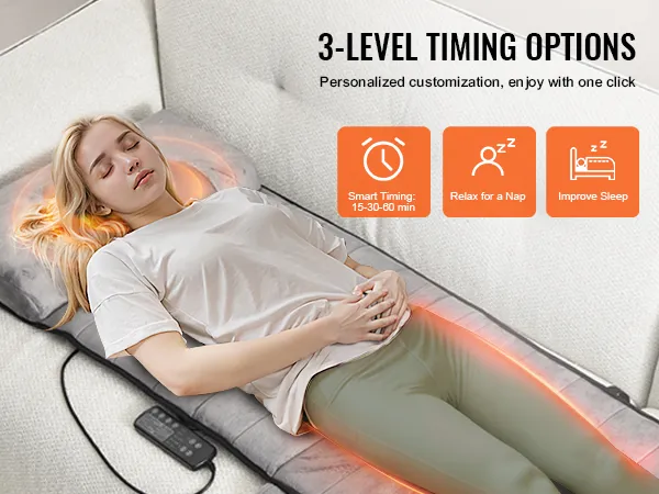 Kobieta korzystająca z poduszki masującej całe ciało VEVOR na sofie, prezentująca 3-poziomowe opcje masażu i korzyści płynące ze snu.