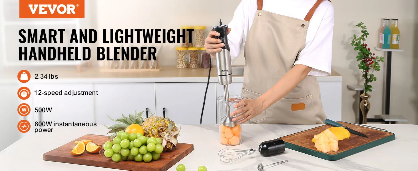 persona usando licuadora de mano VEVOR en cocina con frutas y verduras frescas.