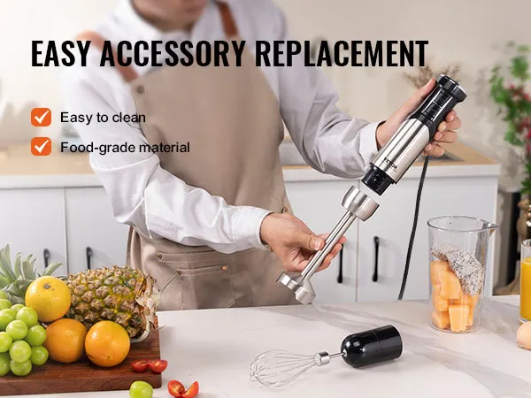 Licuadora de inmersión VEVOR en uso en una cocina con frutas y verduras; fácil reemplazo de accesorios.