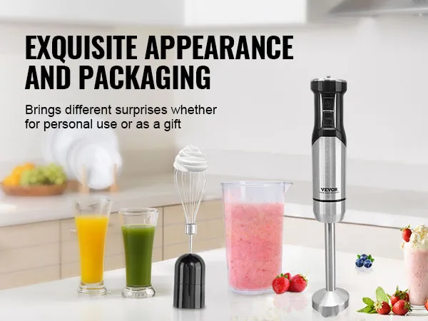 Licuadora de inmersión VEVOR con accesorios, bebidas en vasos y fruta en la encimera de la cocina.