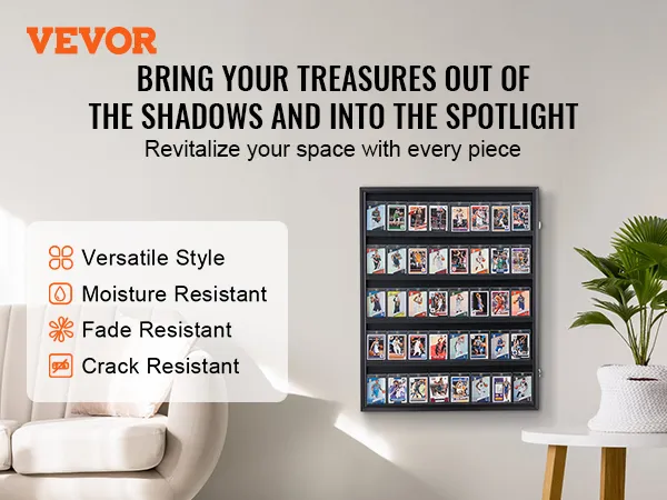 VEVOR-sportkaartenvitrine aan de muur in de woonkamer, waarin de sportkaarten overzichtelijk worden tentoongesteld. Groene planten in de buurt.