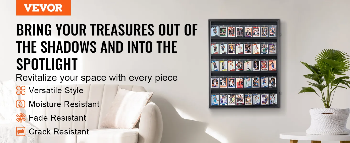 VEVOR-sportkaartenvitrine aan de muur in de woonkamer, waarin de sportkaarten overzichtelijk worden tentoongesteld. Groene planten in de buurt.