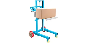 Apilador manual con cabrestante VEVOR azul que levanta una caja con ruedas rojas y amarillas.