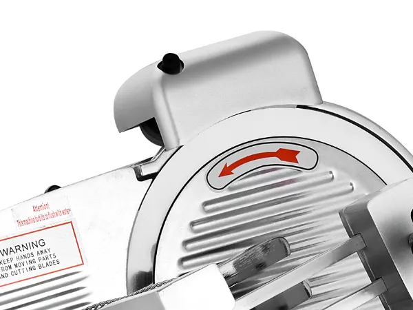 Primer plano de la cortadora de carne automática VEVOR con carcasa de cuchilla plateada y etiqueta de advertencia de seguridad.
