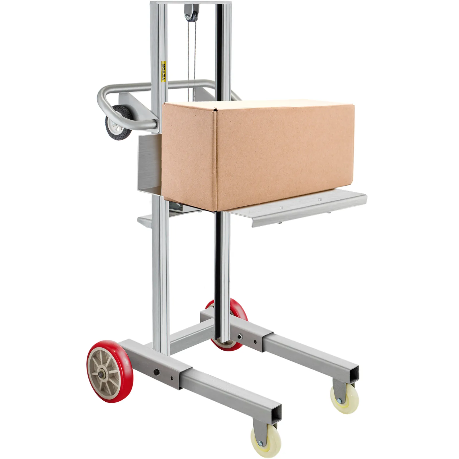 Apilador con cabrestante manual VEVOR que levanta una caja de cartón con ruedas rojas y blancas.