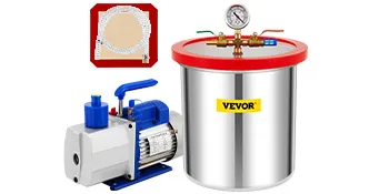 Cámara de vacío VEVOR con bomba, manómetro y mangueras sobre fondo blanco.