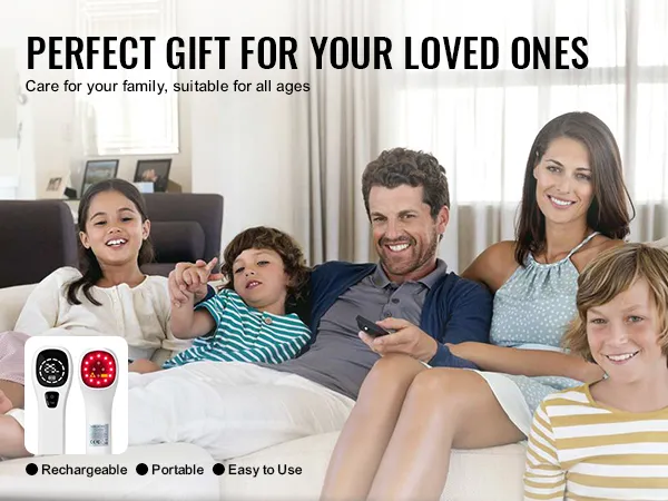 gezin zit op een bank met het VEVOR-apparaat voor rode lichttherapie in beeld.