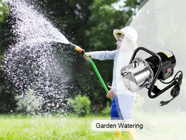 Bomba de pozo poco profundo VEVOR para riego eficiente del jardín con un niño usando una manguera en el fondo.