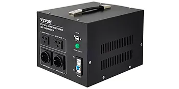 Convertidor de voltaje VEVOR con enchufes dobles, asa en la parte superior y múltiples opciones de entrada/salida para un uso versátil.