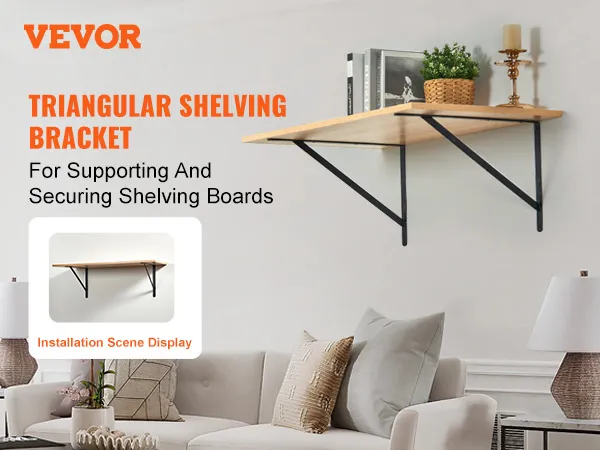 Driehoekige VEVOR-plankhouder met boeken, een plant en een kaars op een houten plank in een woonkamer.