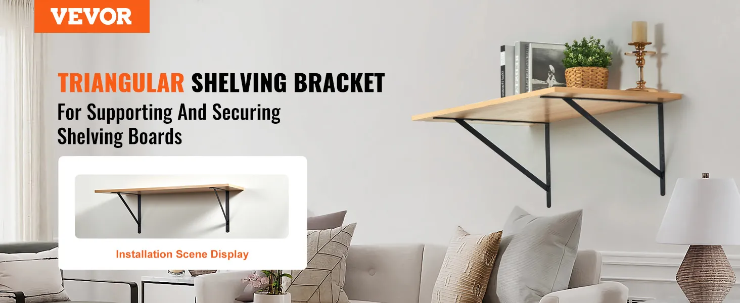 Driehoekige VEVOR-plankhouder met boeken, een plant en een kaars op een houten plank in een woonkamer.