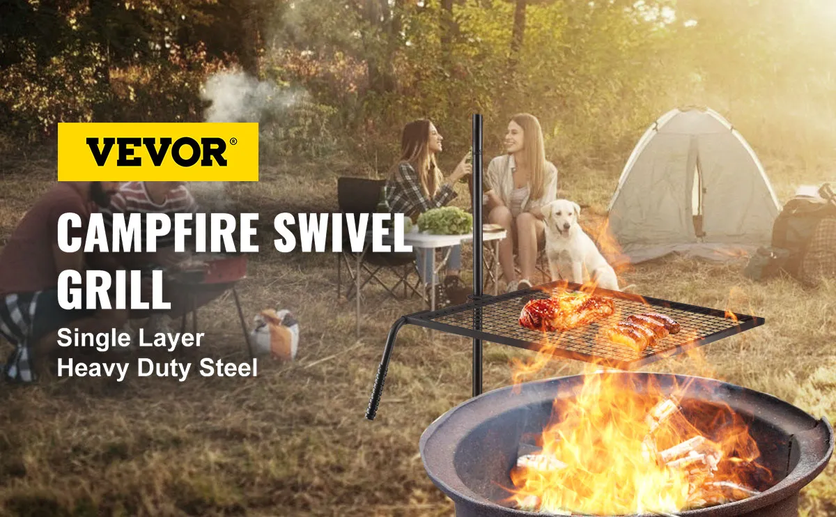 Parrilla giratoria VEVOR sobre fogata, con carpa y gente al fondo.