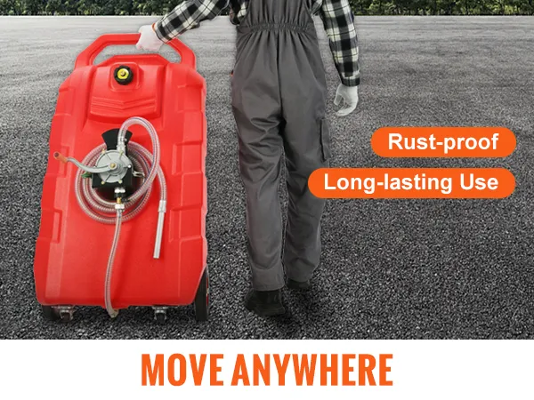 Persona moviendo un contenedor de combustible VEVOR rojo con ruedas de goma de 8 pulgadas sobre asfalto. Duradero y a prueba de óxido.