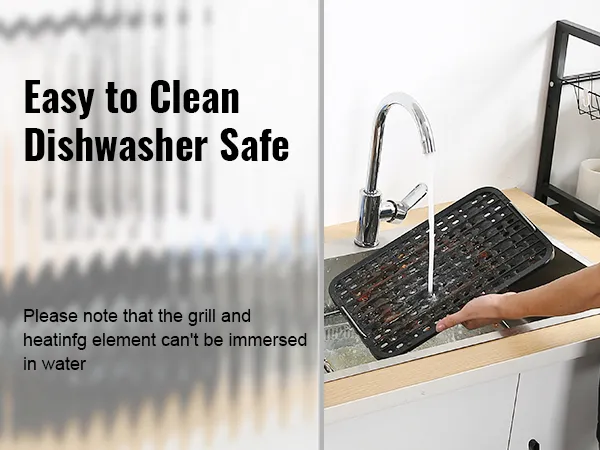 Limpiar la rejilla de la parrilla interior sin humo VEVOR con agua corriente en el fregadero de la cocina. Fácil de limpiar.