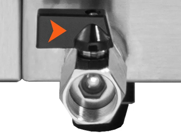 Válvula con flecha naranja en una vaporera para hot dogs VEVOR. Primer plano de un componente de acero inoxidable.