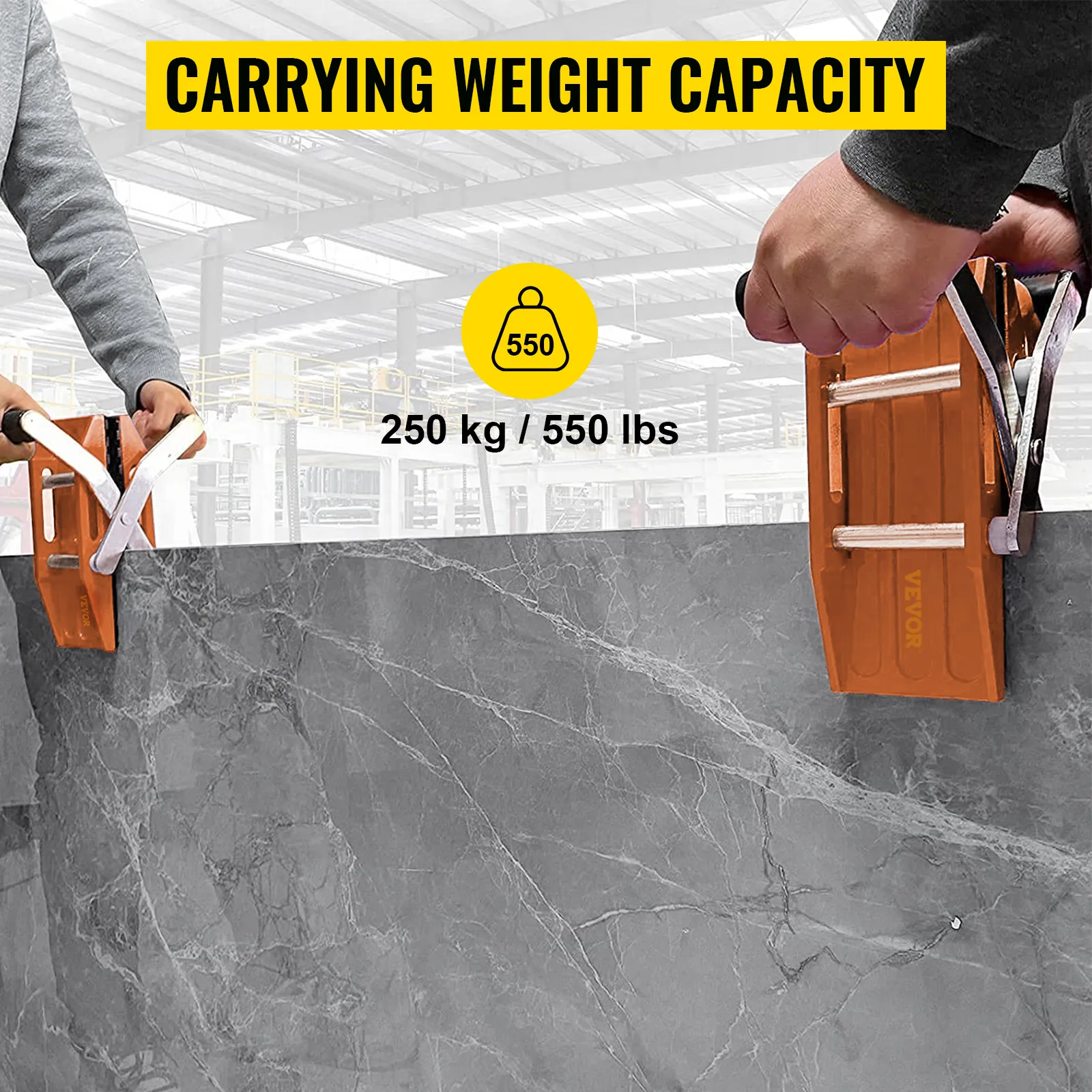 dwie osoby używają podnośników granitowych VEVOR do podnoszenia płyty granitowej o wadze 250 kg / 550 funtów.