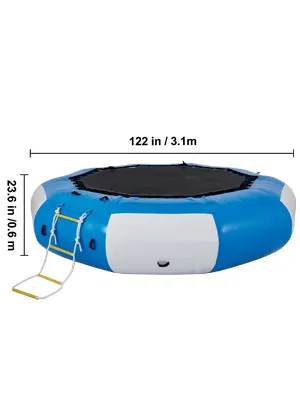 Trampolín acuático VEVOR con diseño azul y blanco, escalera amarilla adjunta, mide 122 pulgadas de diámetro.