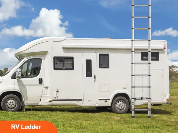 VEVOR-Teleskopleiter, befestigt an einem weißen Wohnmobil, das auf Grasgelände unter einem blauen Himmel geparkt ist.