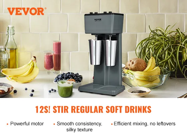 Máquina para hacer batidos VEVOR en la cocina con frutas y bebidas, que promueve un motor potente y una mezcla eficiente.