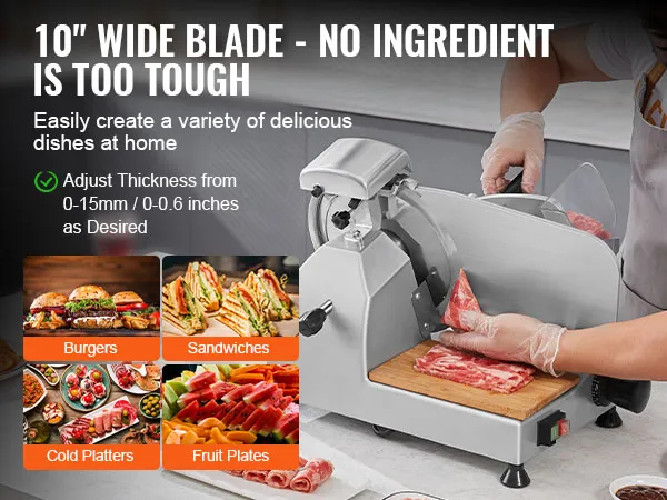 Man gebruikt een VEVOR vleesmachine met een 10 inch mes om in de keuken plakjes vlees te snijden. De gerechten omvatten hamburgers, sandwiches en fruitschalen.