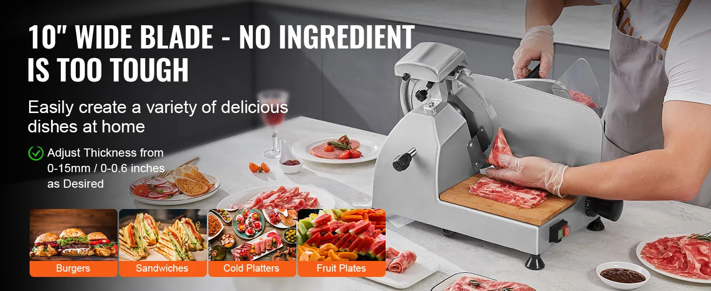 Man gebruikt een VEVOR vleesmachine met een 10 inch mes om in de keuken plakjes vlees te snijden. De gerechten omvatten hamburgers, sandwiches en fruitschalen.
