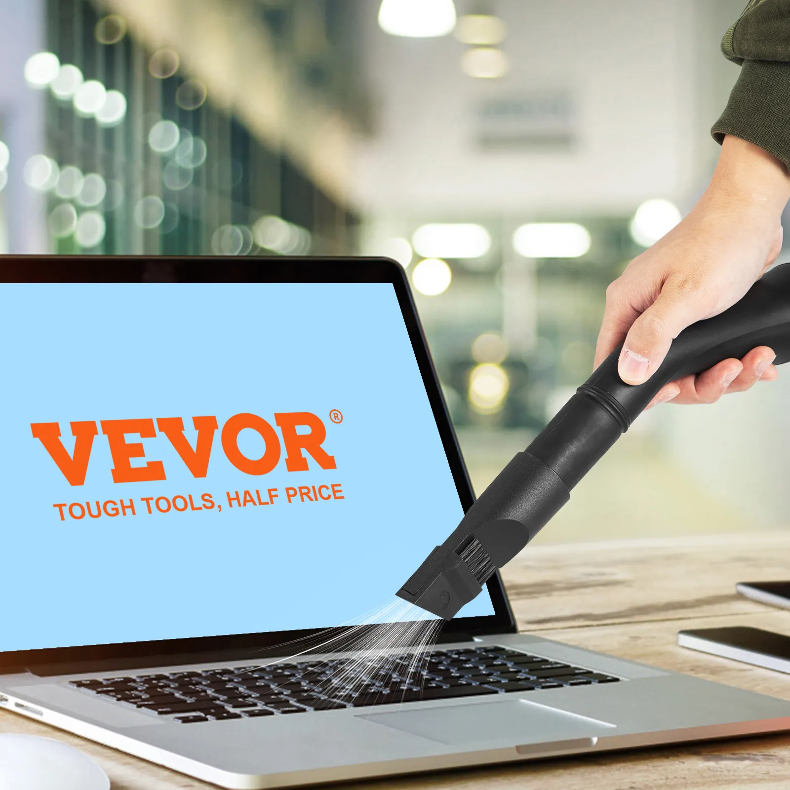 Limpieza del teclado de una computadora portátil con una aspiradora para seco y húmedo VEVOR.