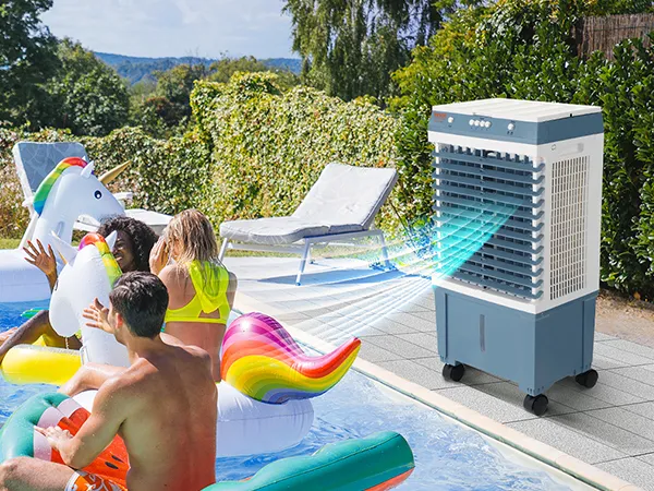 Gente disfrutando de la piscina con juguetes inflables, enfriador evaporativo VEVOR soplando aire cerca.